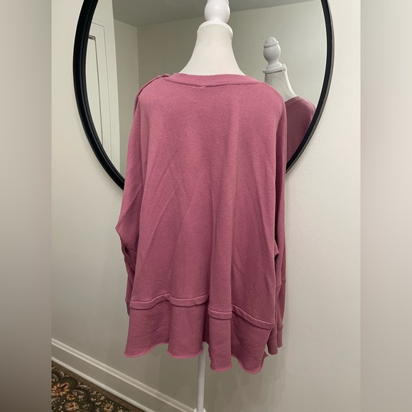 Free People Long Sleeve Sweatshirt. Lightweight sweatshirt with snap on sleeve - Picture 5 of 6